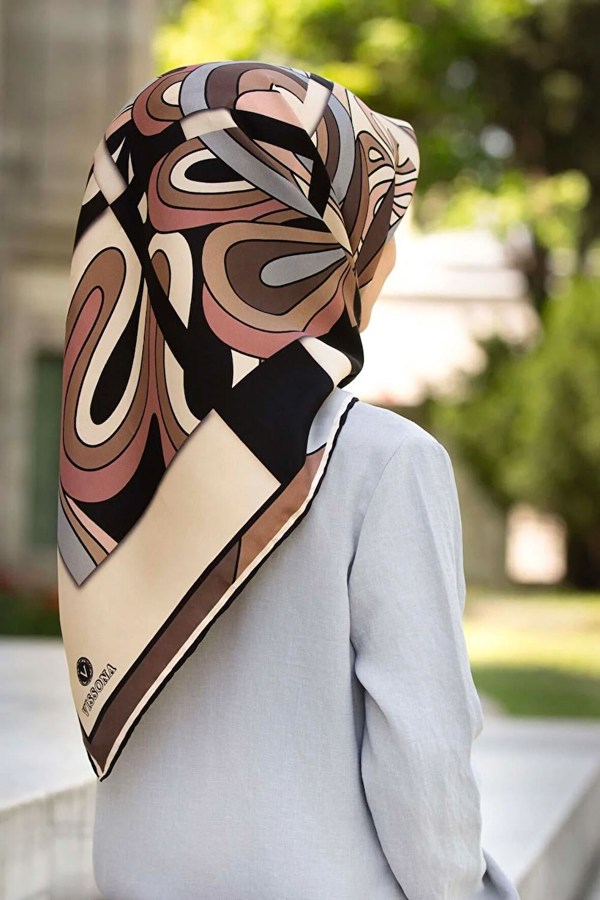 % 57 İPEK % 43 VİSKON Twill İpek Geometrik Desenli Gri - Pudra Renkli 90x90 Dikim Şekli : El Dikişi Eşarp