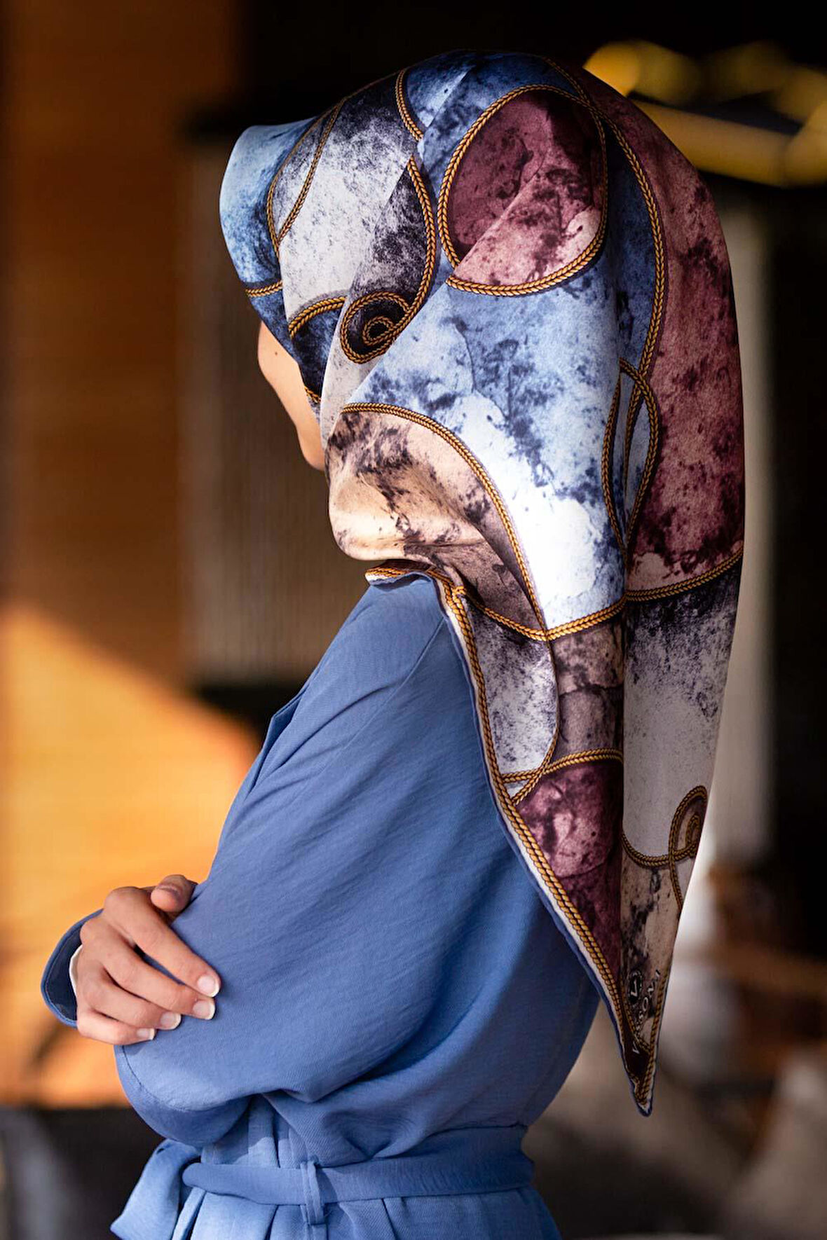 % 57 İPEK % 43 VİSKON Twill İpek Zincirli Mermer Desenli Bebe Mavisi - Pudra Renkli 90x90 Eşarp Dikim Şekli : El Dikişi