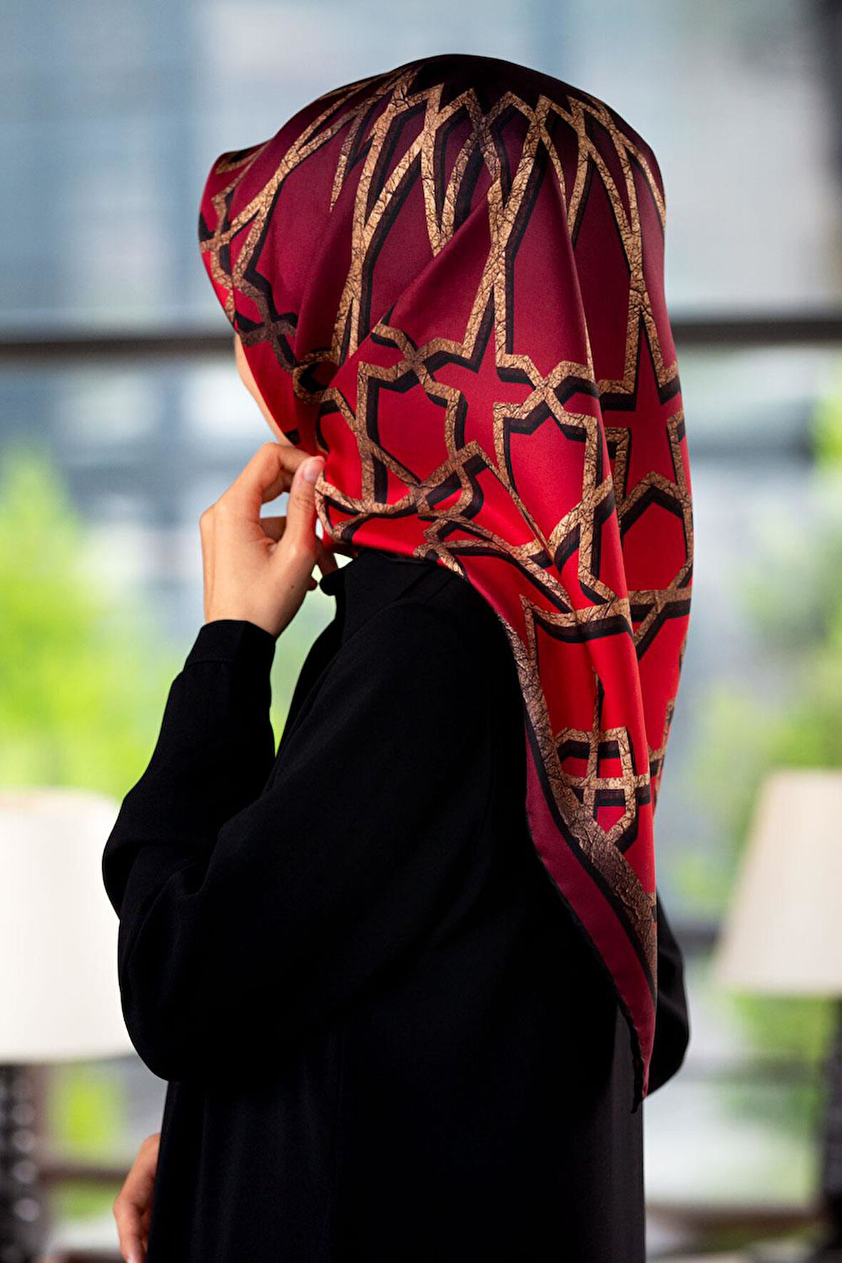 % 57 İPEK % 43 VİSKON Twill Türk Motifi  Desenli Kırmızı Renkli 90x90 Eşarp Dikim Şekli: El Dikişi