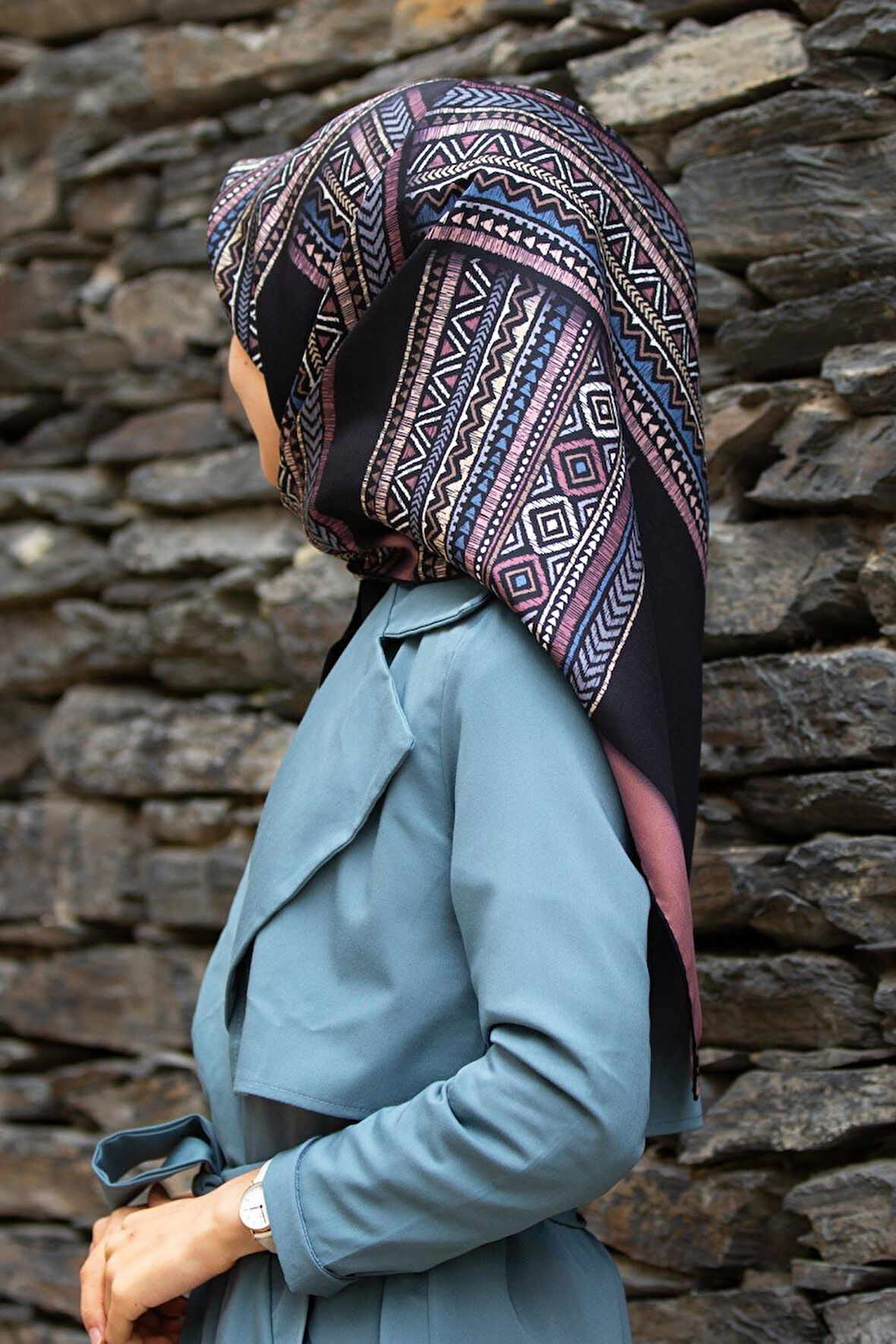 % 57 İPEK % 43 VİSKON Twill İpek Etnik Desenli Gül Kurusu - Siyah Renkli 90x90 Eşarp Dikim Şekli : El Dikişi