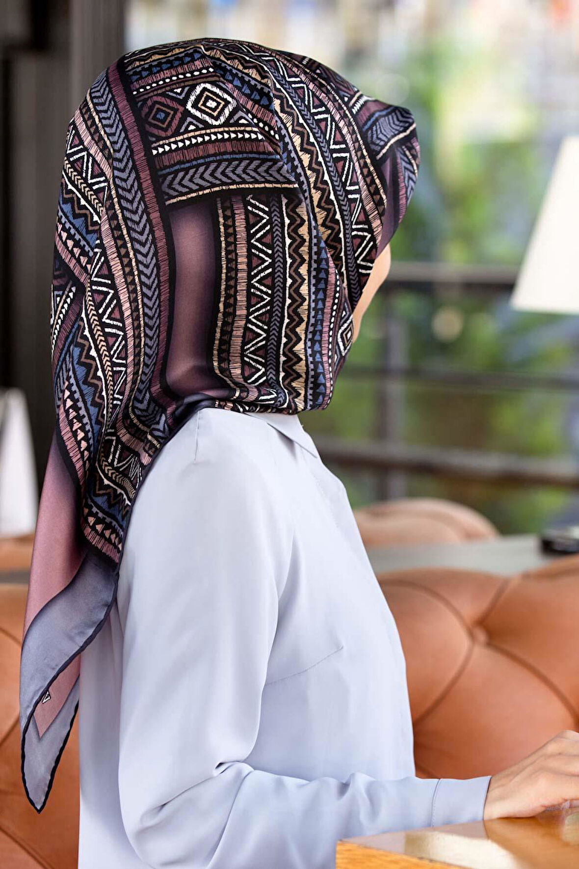 % 57 İPEK % 43 VİSKON Twill İpek Etnik Desenli Pudra - Gri Renkli 90x90 Eşarp Dikim Şekli : El Dikişi