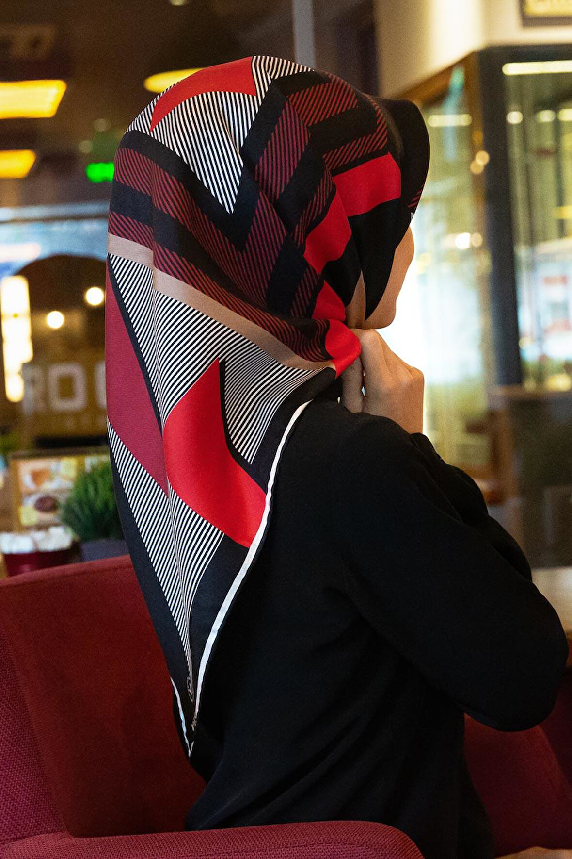 % 57 İPEK % 43 VİSKON Twill İpek Geometrik Desenli Bordo - Siyah Renkli 90x90 Eşarp Dikim Şekli : El Dikişi