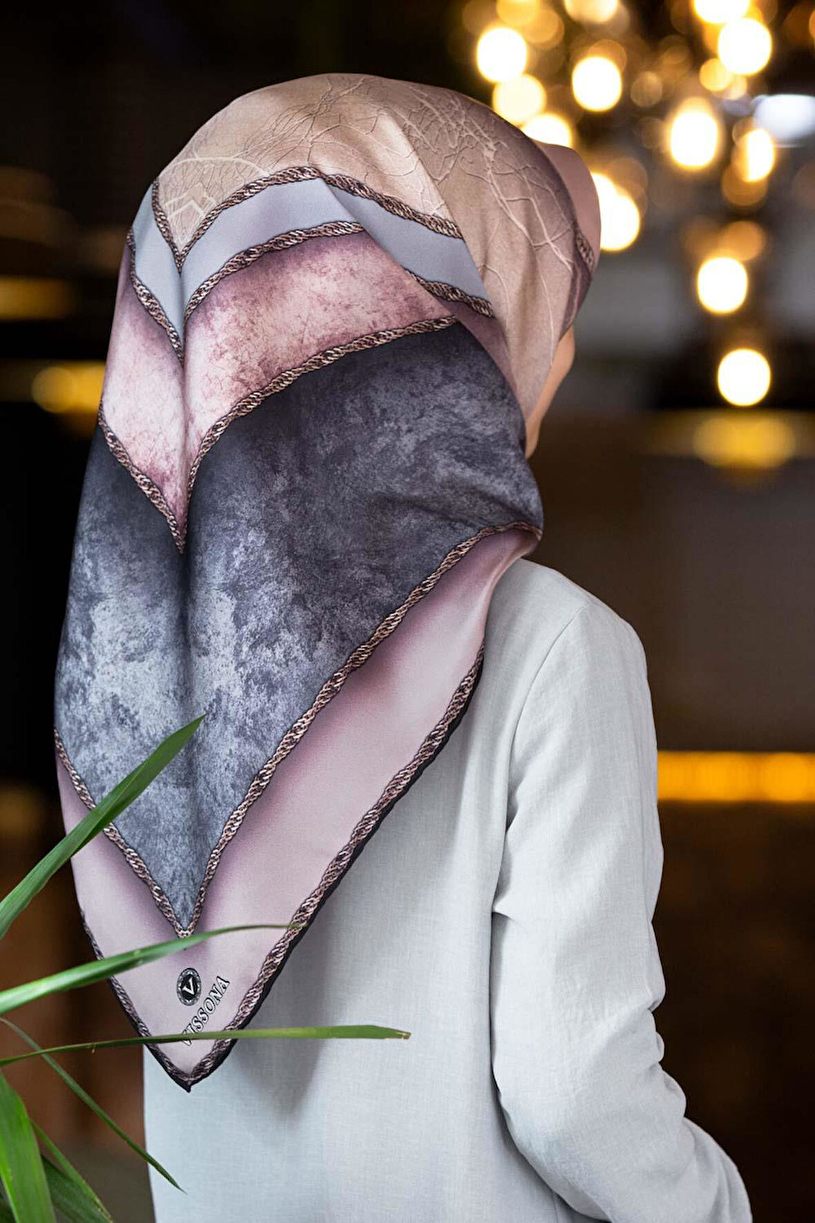 % 57 İPEK % 43 VİSKON Twill İpek Dokulu Geometrik Desenli Pudra - Gri Renkli 90x90 Eşarp Dikim Şekli : El Dikişi