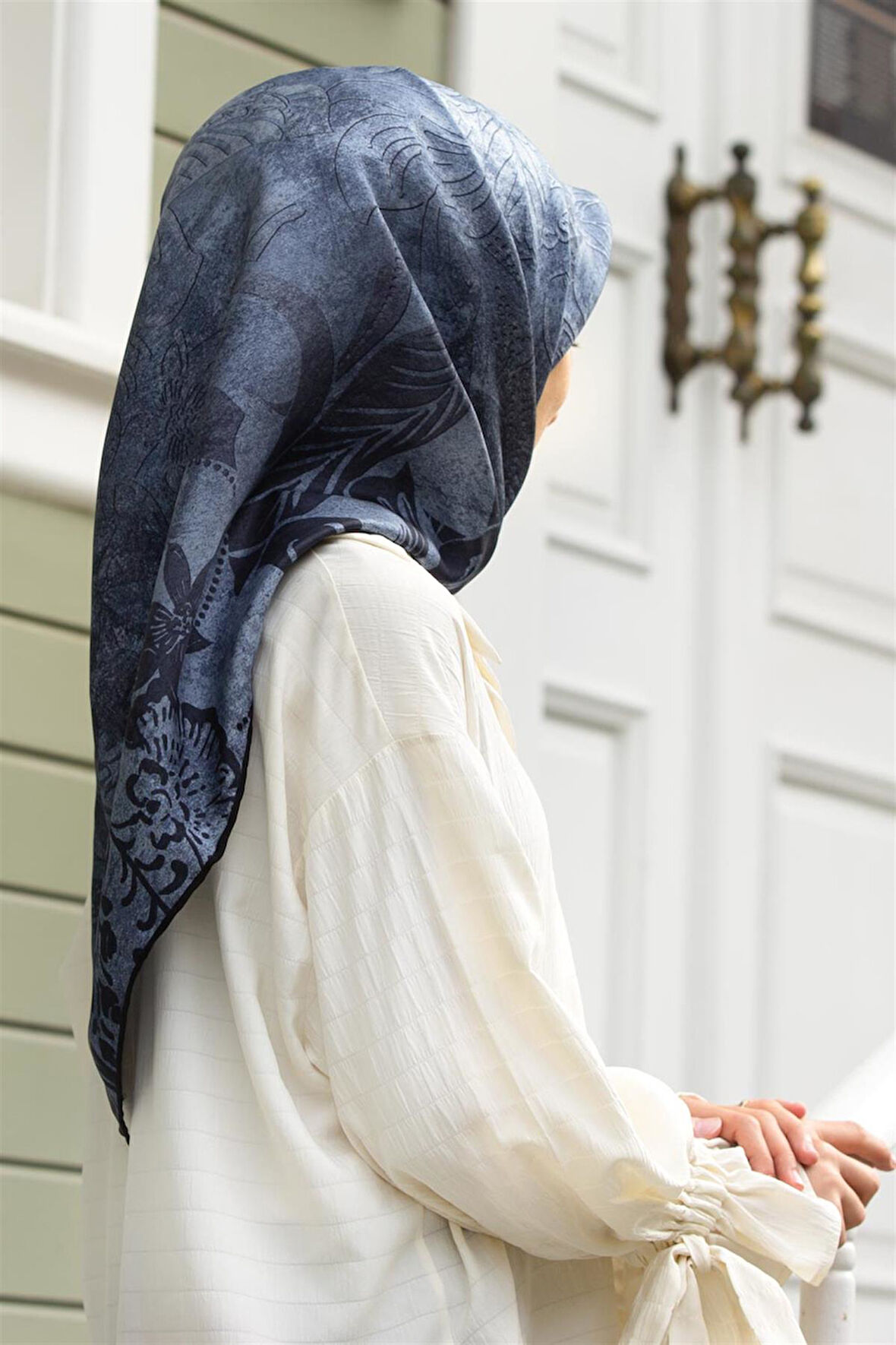 % 57 İpek % 43 Viskon Twill İpek Degradeli Yaprak  Desenli İndigo Renkli 90x90 Eşarp Dikim Şekli : El Dikişi