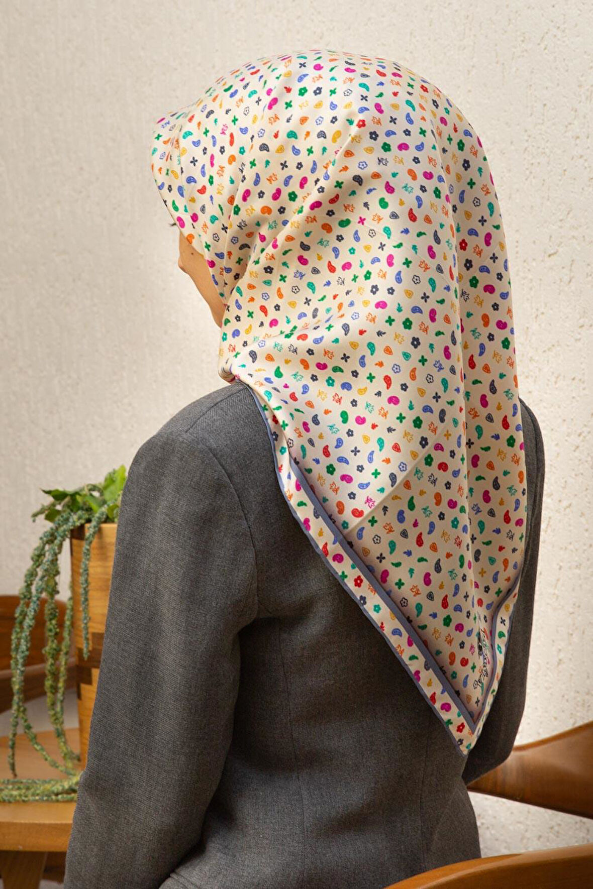 %100 Twill İpek Çıtır Desenli Krem - İndigo Renkli 90x90 Eşarp Dikim Şekli : El Dikişi