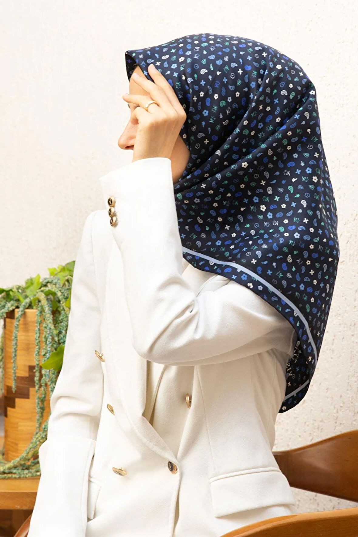 %100 Twill İpek Çıtır Desenli Lacivert Renkli 90x90 Eşarp Dikim Şekli : El Dikişi