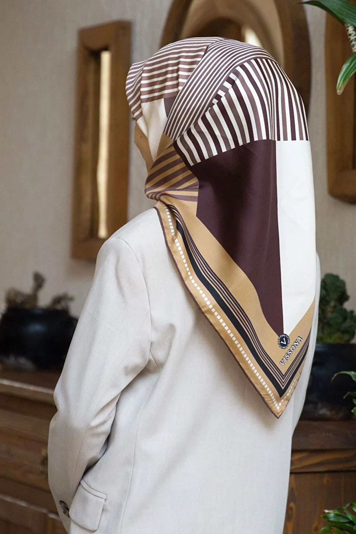 %100 Twill İpek Geometrik Desenli Gold - Kahverengi Renkli 90x90 Eşarp Dikim Şekli : El Dikişi