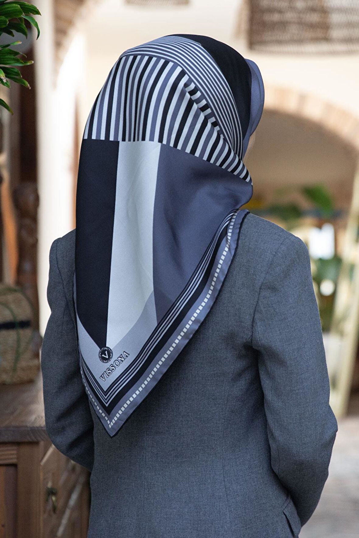 %100 Twill İpek Geometrik Desenli İndigo Renkli 90x90 Eşarp Dikim Şekli : El Dikişi