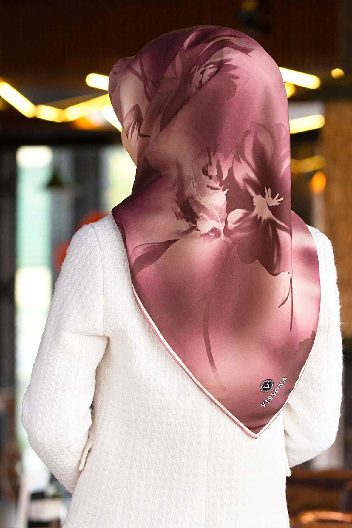 % 57 İPEK % 43 VİSKON Twill İpek Çiçek Desenli Pudra Renkli 90x90 Dikim Şekli : El Dikişi Eşarp