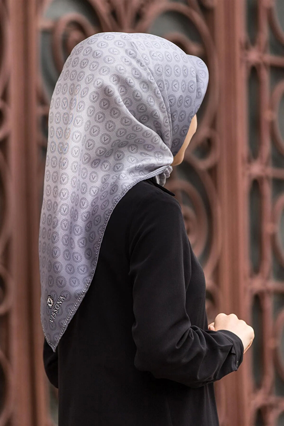 % 57 İPEK % 43 VİSKON Twill İpek Monogram Desenli Gümüş Renkli 90x90 Eşarp Dikim Şekli : El Dikişi