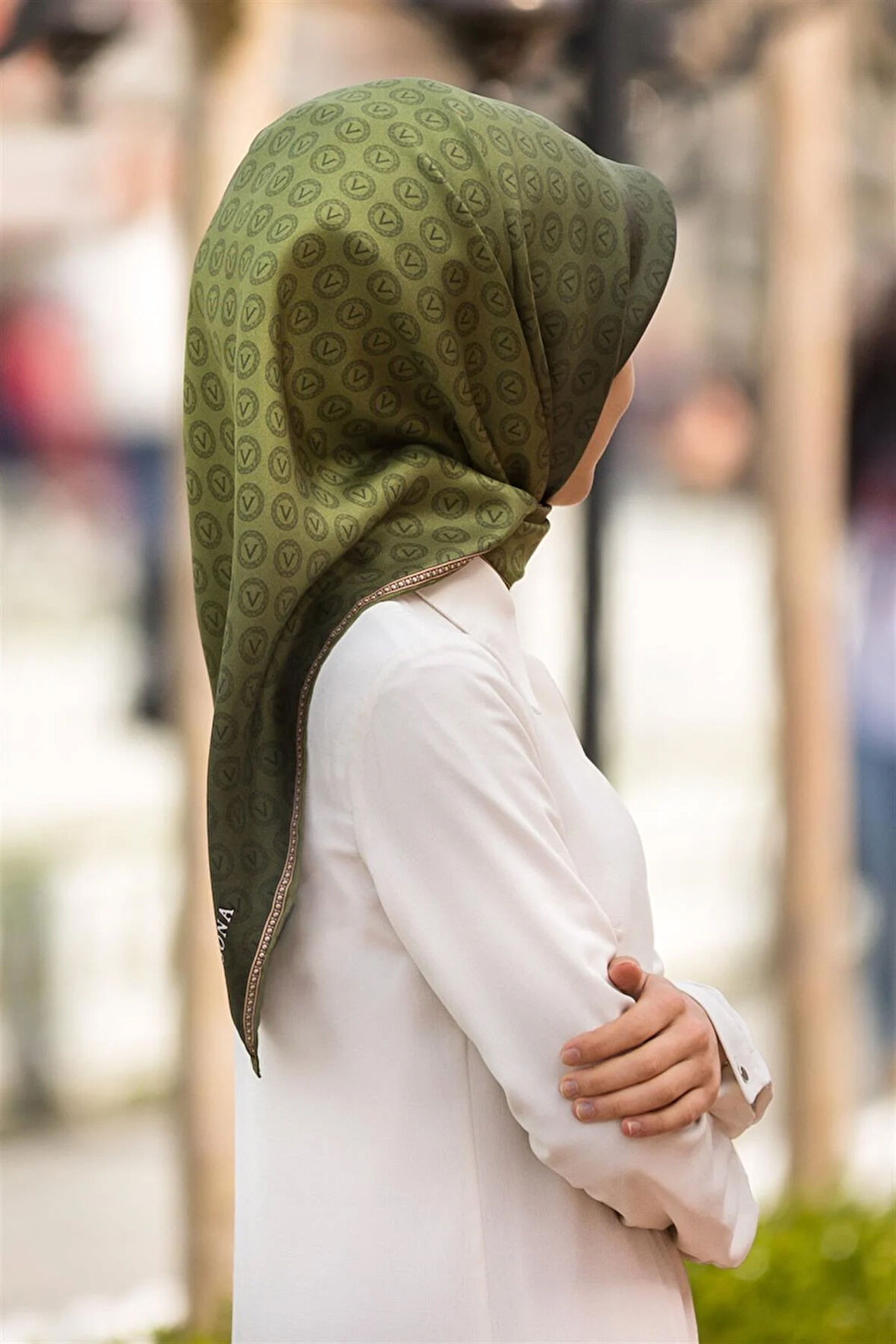 % 57 İPEK % 43 VİSKON Twill İpek Monogram Desenli Haki  Renkli 90x90 Eşarp Dikim Şekli : El Dikişi