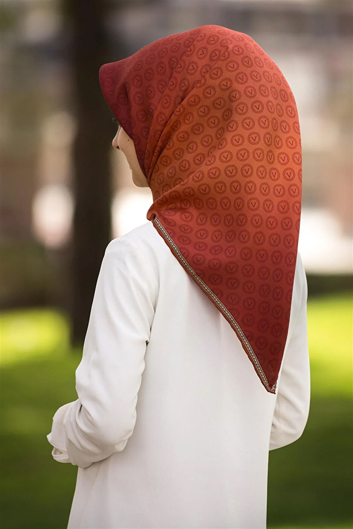 % 57 İPEK % 43 VİSKON Twill İpek Monogram Desenli Taba Renkli 90x90 Eşarp Dikim Şekli : El Dikişi