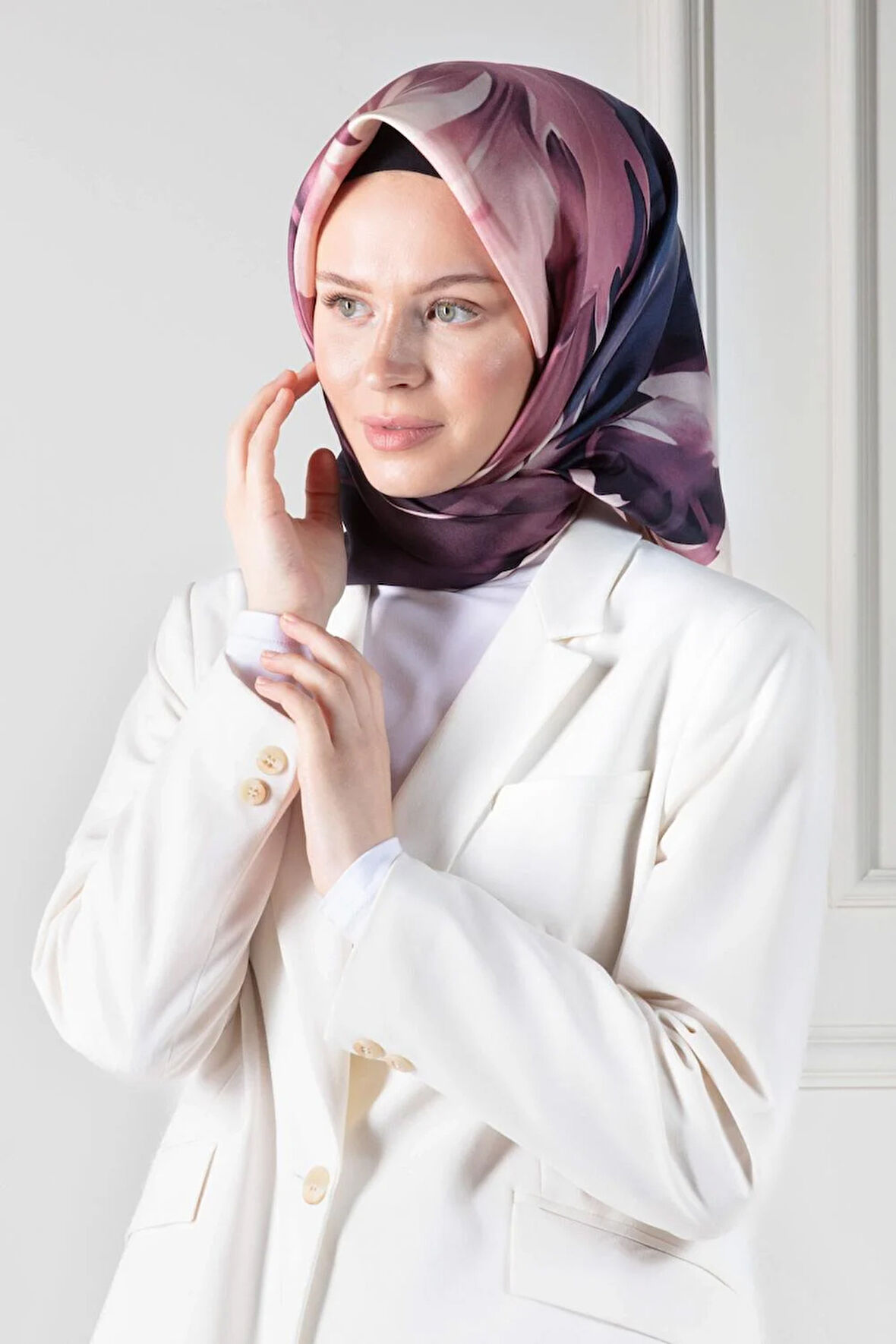 %100 Twill İpek Yaprak Desenli Pudra - Lacivert Renkli 90x90 Eşarp Dikim Şekli : El Dikişi