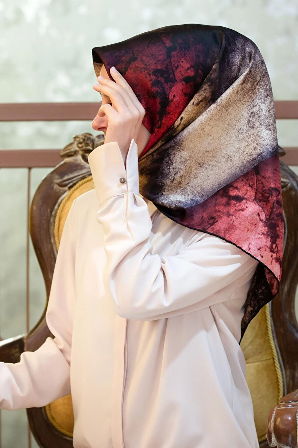 % 57 İPEK % 43 VİSKON Twill İpek Dokulu Ve Geometrik Desenli Bordo - Bej Renkli 90x90 Eşarp Dikim Şekli : El Dikişi