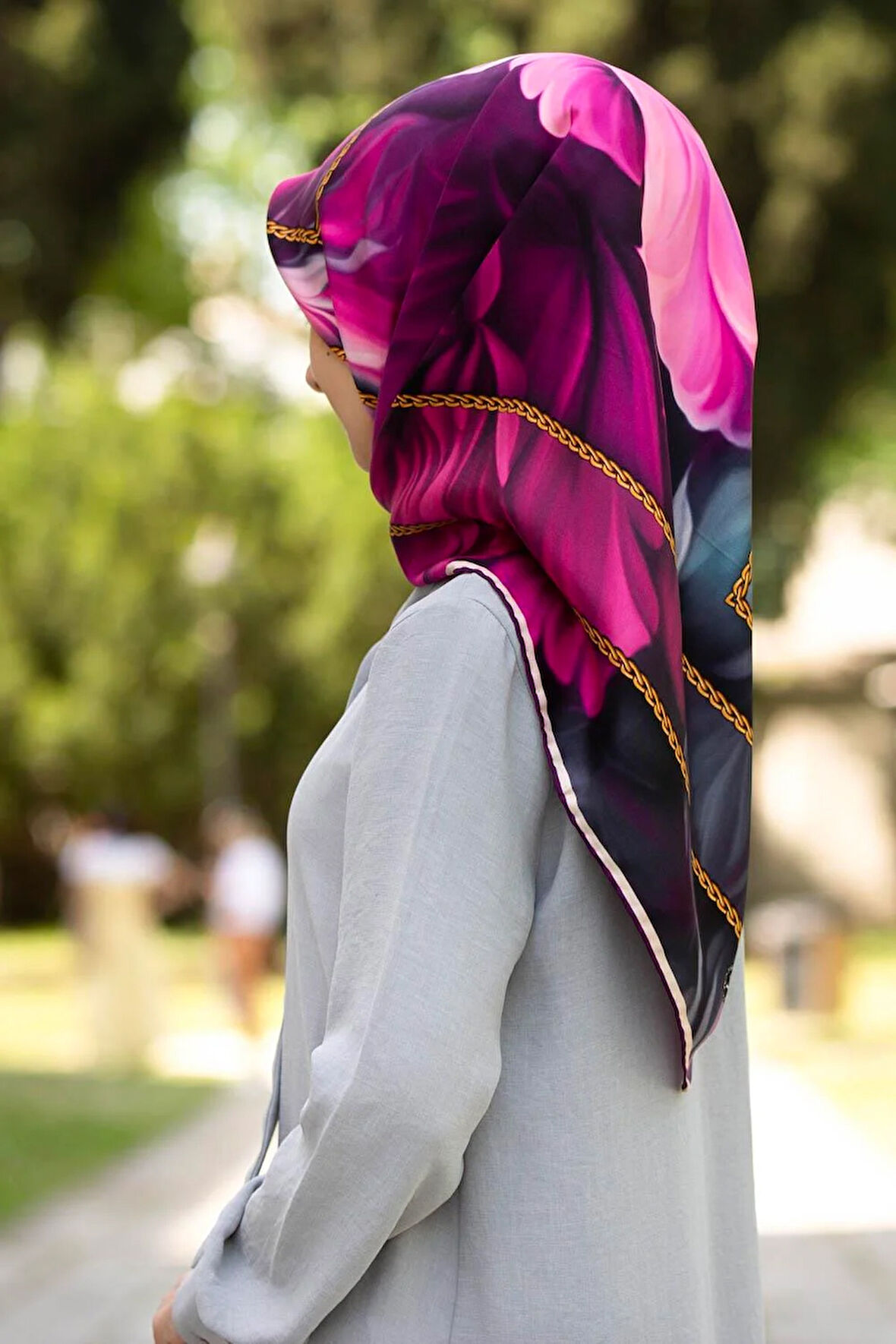 % 57 İPEK % 43 VİSKON Twill İpek Çiçek Geometrik Desenli fuşya Renkli 90x90 Eşarp Dikim Şekli : El Dikişi