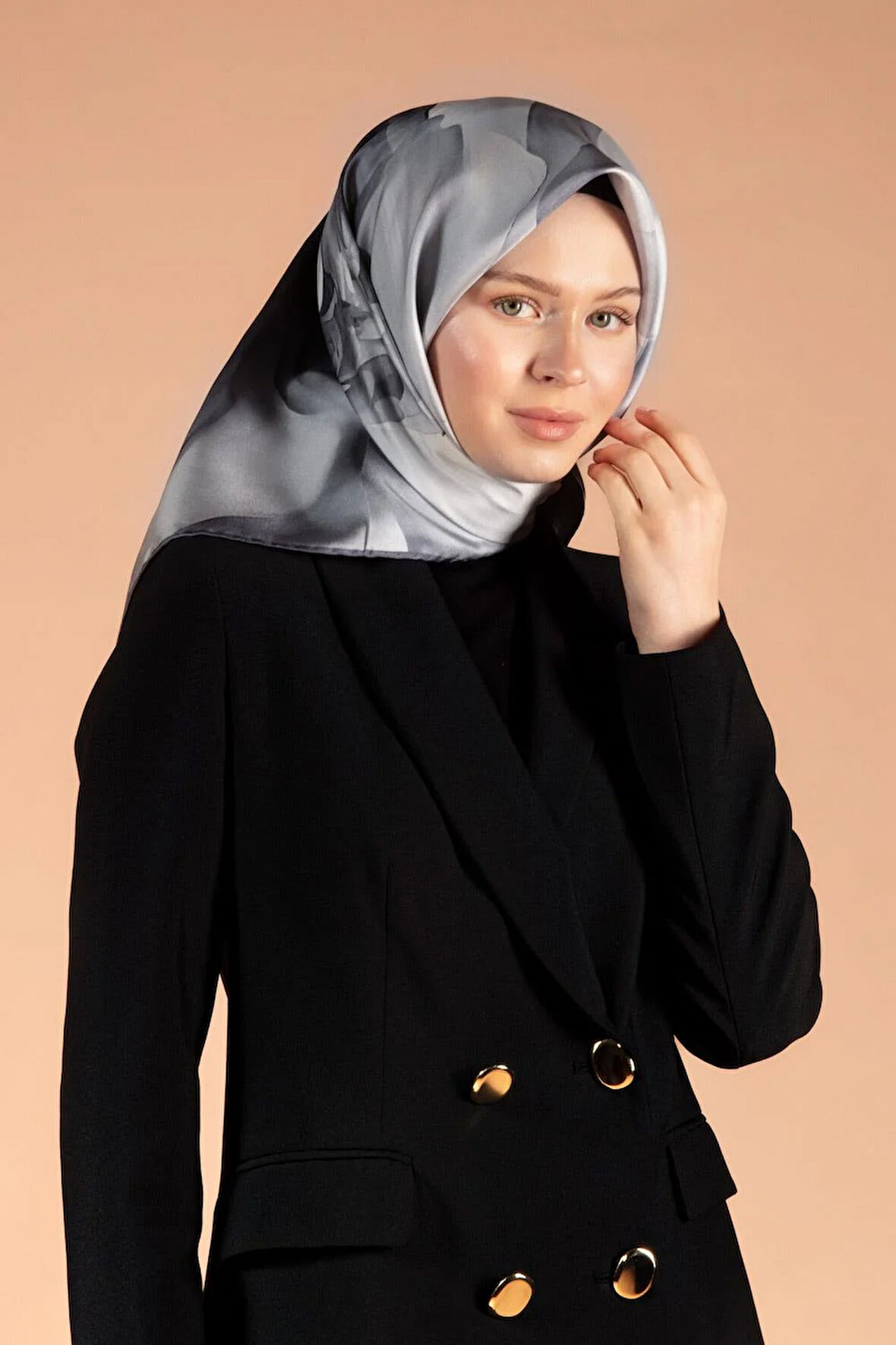 %100 Twill İpek Yaprak Desenli Gri - Siyah Renkli 90x90 Eşarp Dikim Şekli : El Dikişi