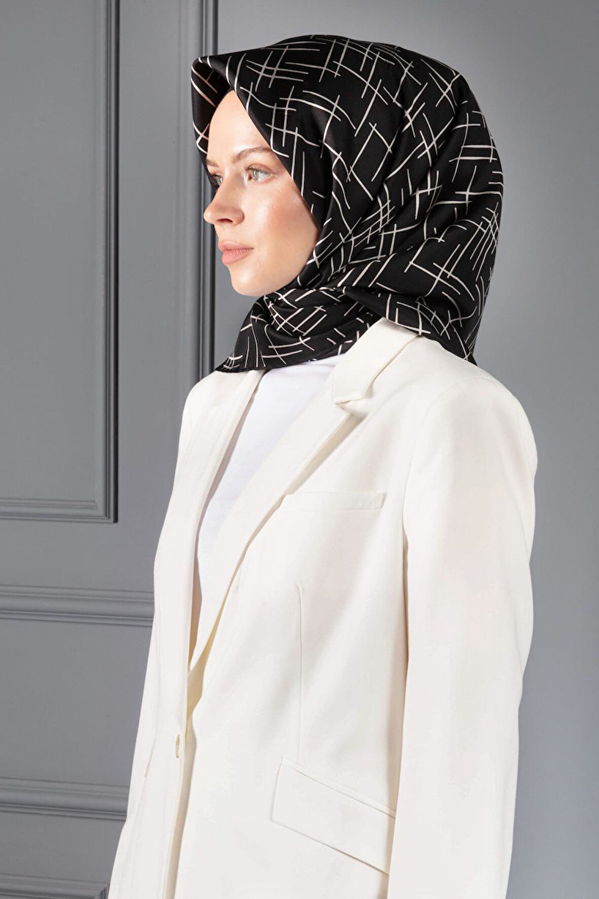 %100 Twill İpek Çizgi Desenli Siyah - Krem Renkli 90x90 Eşarp Dikim Şekli : El Dikişi