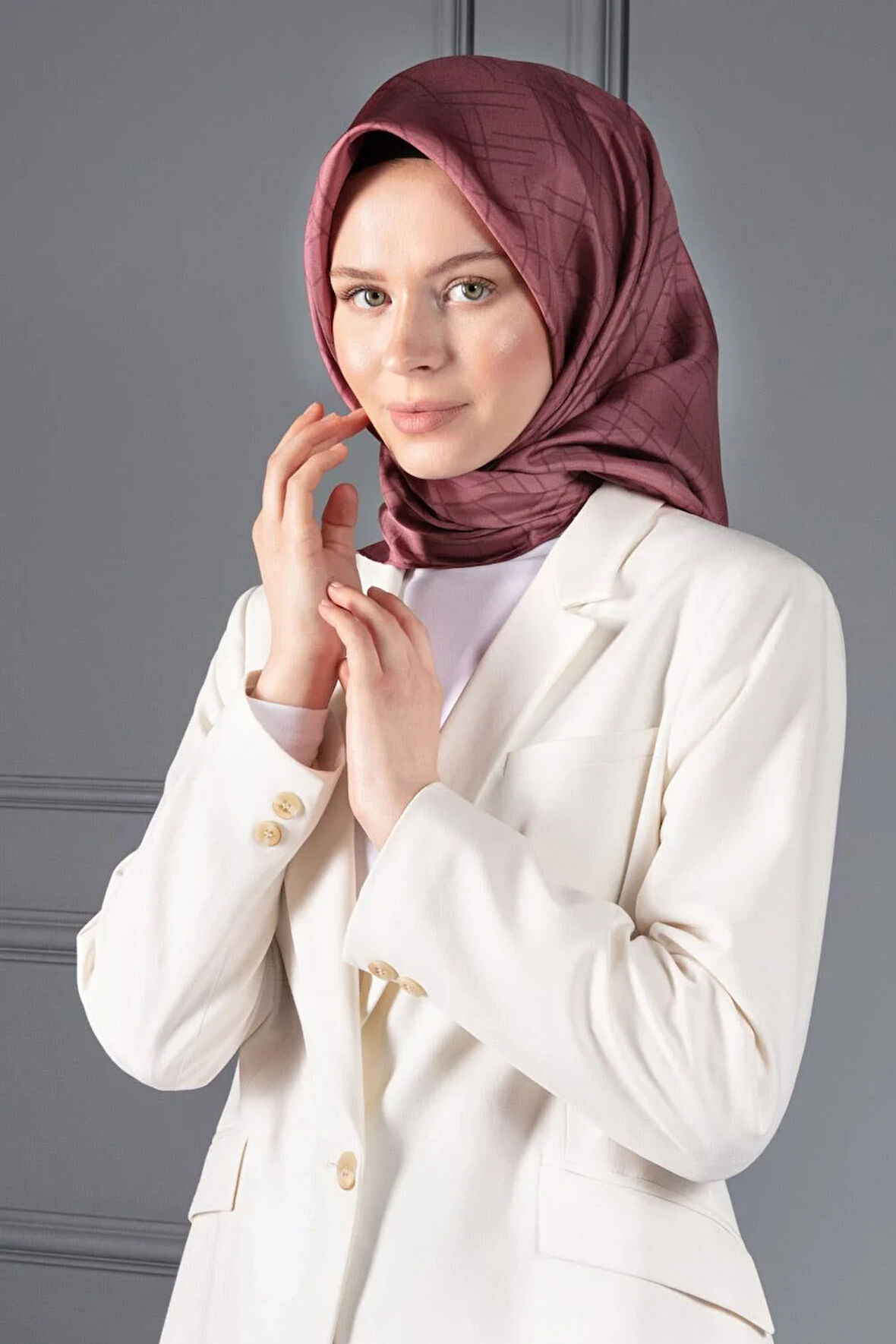 %100 Twill İpek Çizgi Desenli Gül Kurusu Renkli 90x90 Eşarp Dikim Şekli : El Dikişi