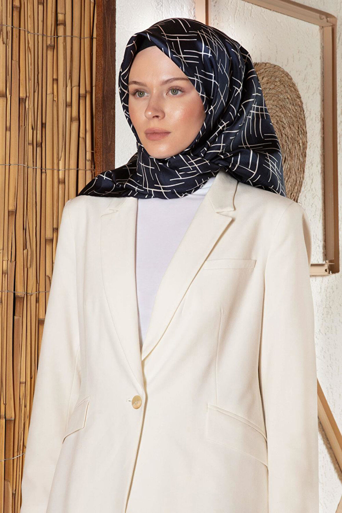 %100 Twill İpek Çizgi Desenli Lacivert - Krem Renkli 90x90 Eşarp Dikim Şekli : El Dikişi