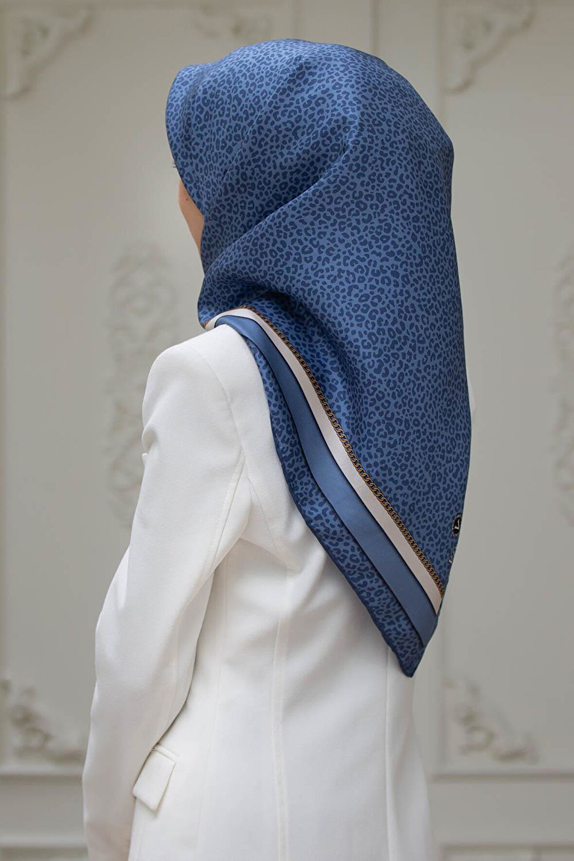% 57 İPEK % 43 VİSKON Twill İpek Leopar Desenli İndigo - Krem Renkli 90x90 Eşarp Dikim Şekli : El Dikişi