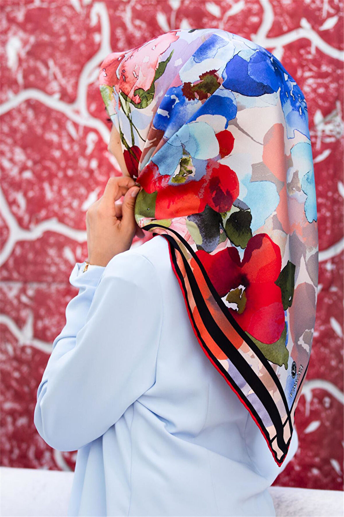 % 57 İPEK % 43 VİSKON Twill İpek Sulu Boyalı Çiçek Desenli Kırmızı - Bebe Mavisi Renkli 90x90 Eşarp Dikim Şekli : El Dikişi