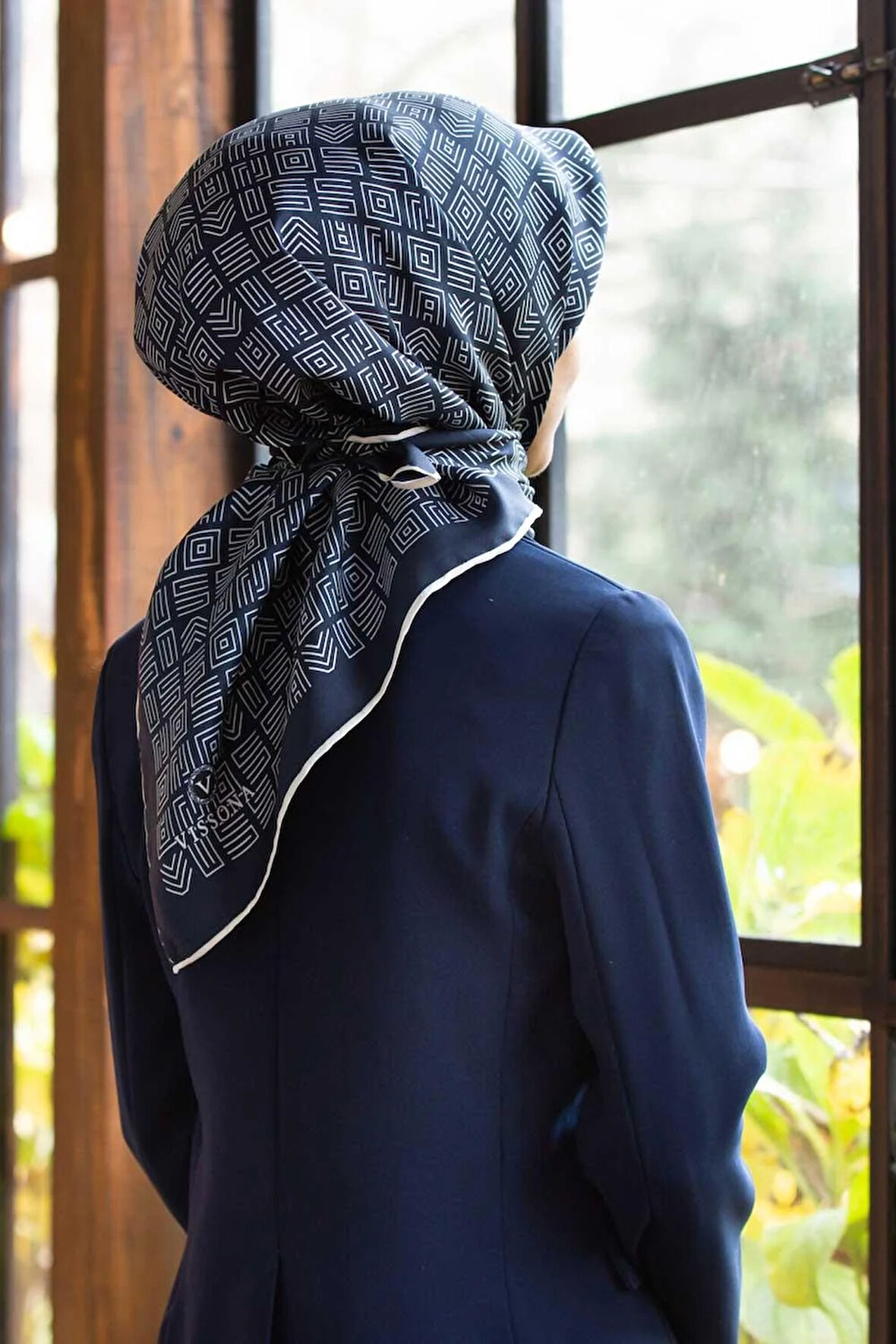 %57 İPEK %43 VİSKON Twill İpek Etnik Motif Desenli Lacivert - Krem Renkli 90x90 Eşarp Dikim Şekli : El Dikişi