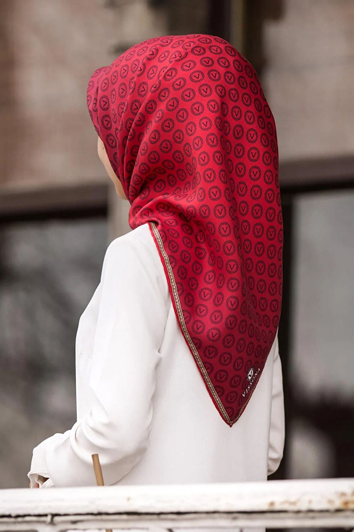 % 57 İPEK % 43 VİSKON Twill İpek Monogram Desenli Kırmızı Renkli 90x90 Eşarp Dikim Şekli : El Dikişi