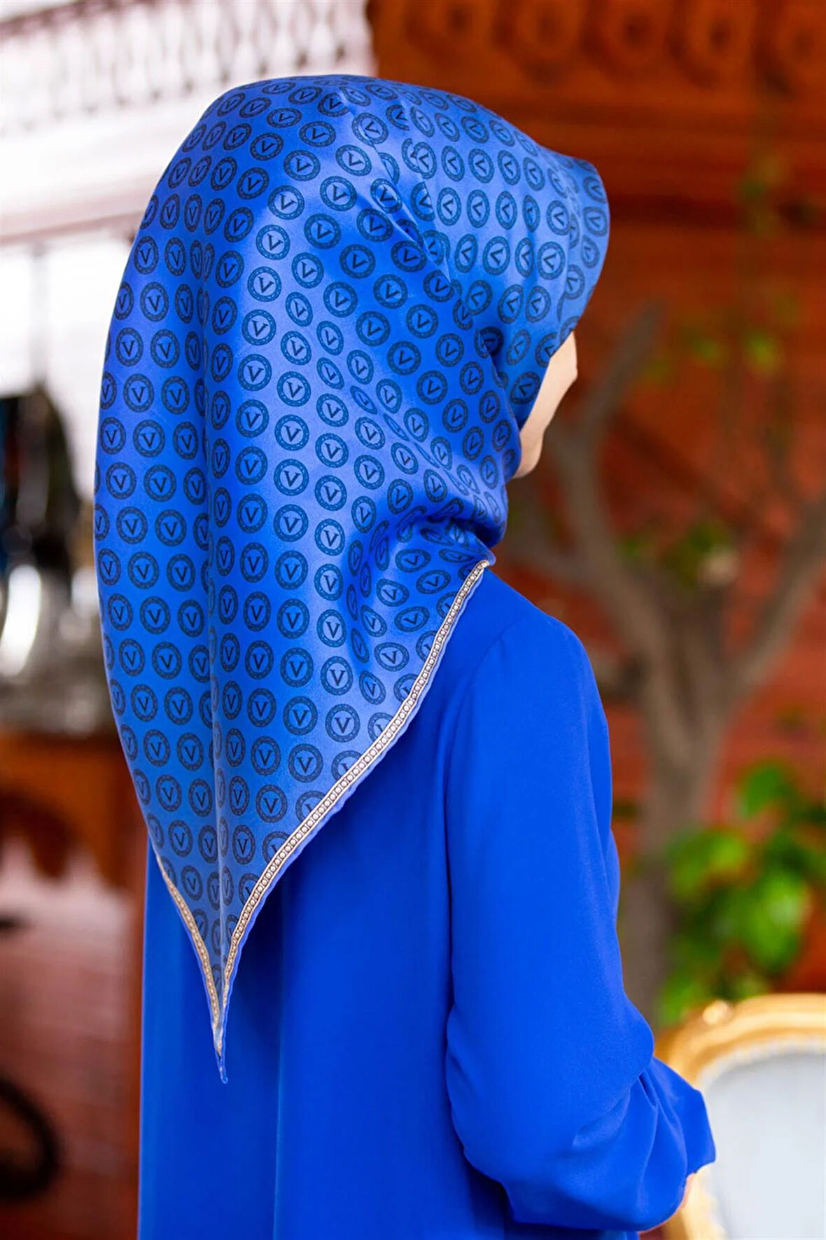 % 57 İPEK % 43 VİSKON Twill İpek Monogram Desenli Saks Renkli 90x90 Eşarp Dikim Şekli : El Dikişi