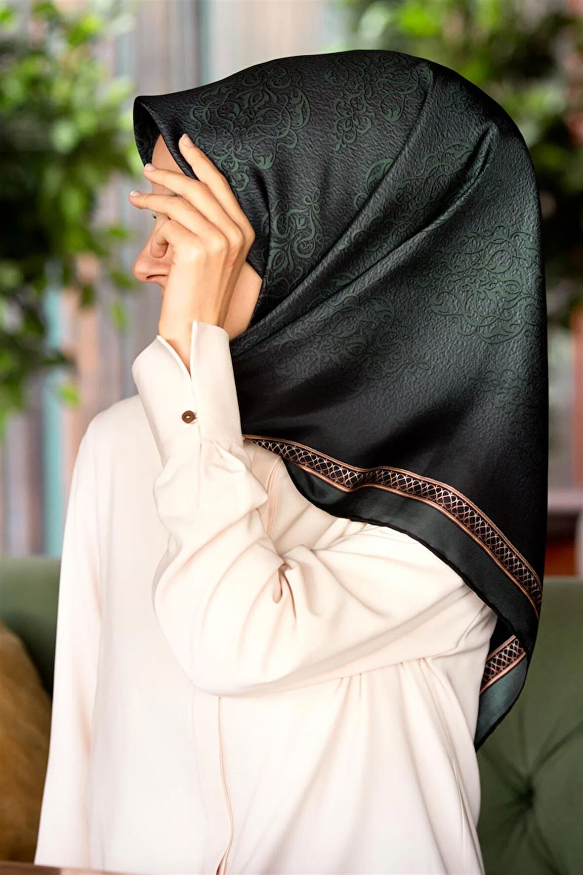 % 57 İPEK % 43 VİSKON Twill Barok Desenli Zümrüt Yeşili Renkli 90x90 Eşarp Dikim Şekli: El Dikişi