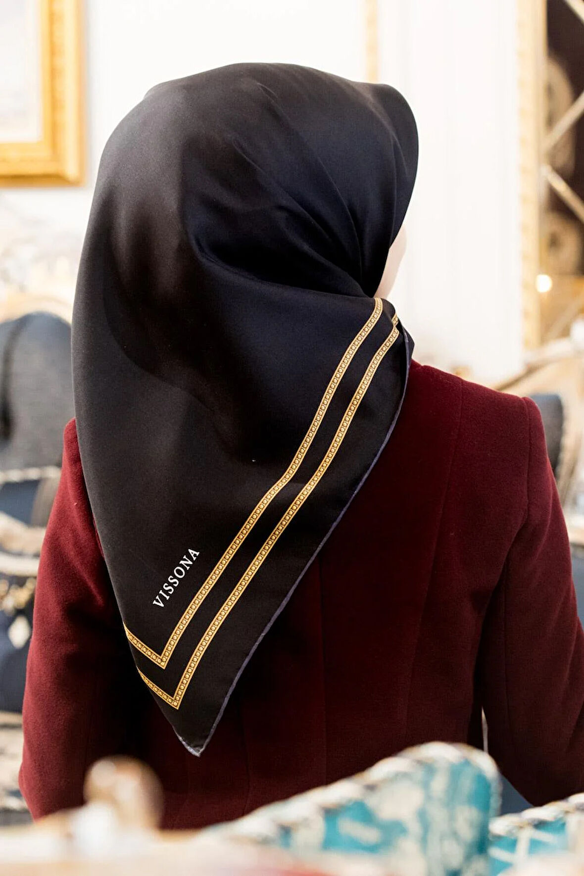 % 57 İPEK % 43 VİSKON Twill İpek Dokulu Şerit Desenli Siyah - Gold Renkli 90x90 Eşarp Dikim Şekli : El Dikişi