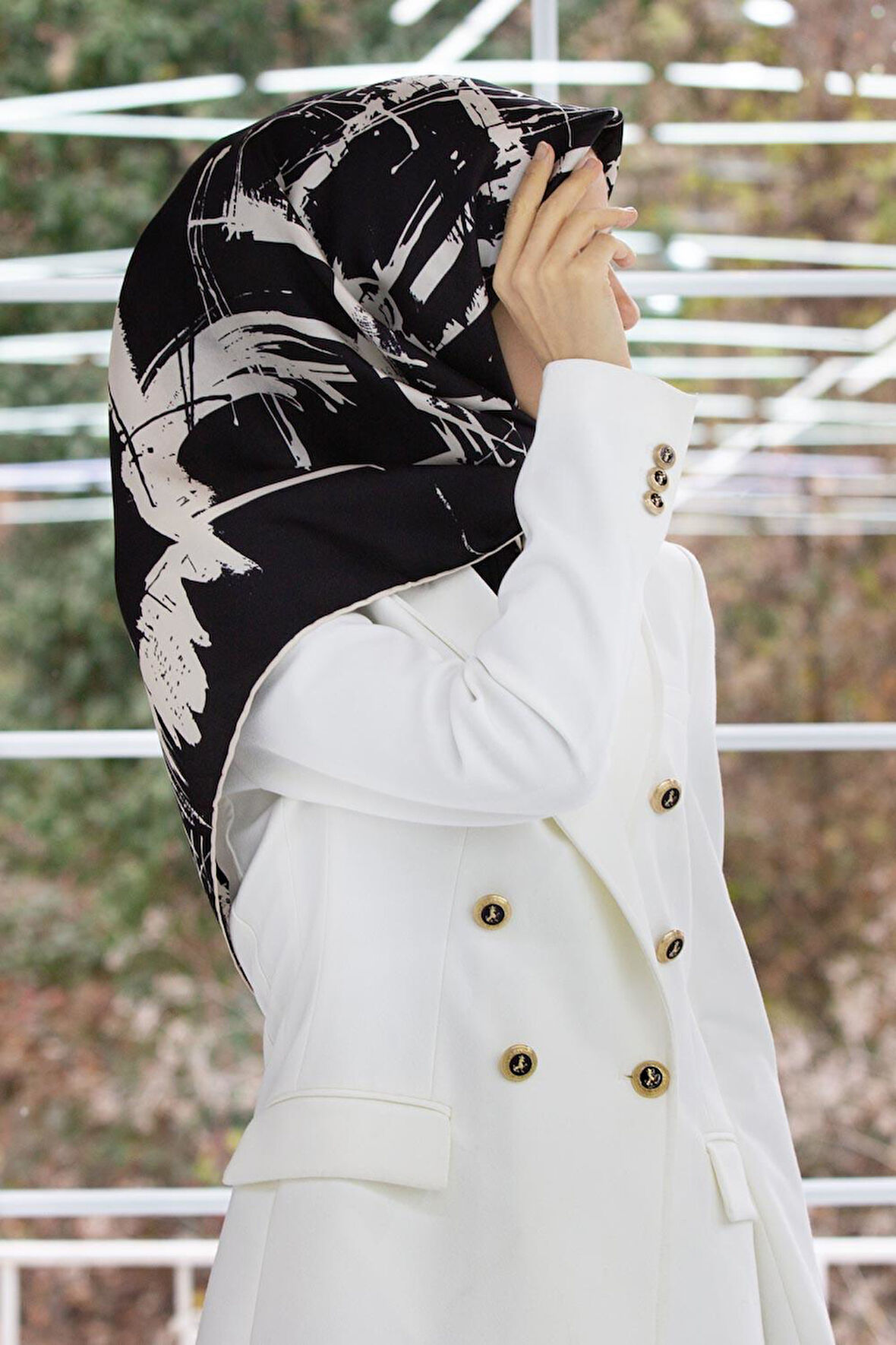 % 57 İPEK % 43 VİSKON Twill İpek Geometrik Desenli Siyah - Krem Renkli 90x90 Eşarp Dikim Şekli : El Dikişi