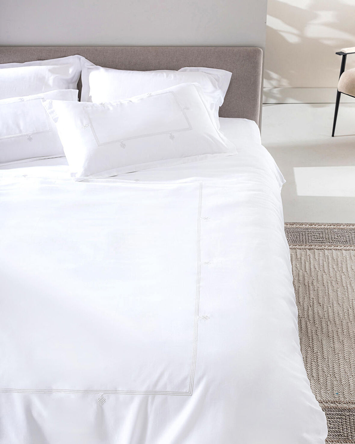 Madame Coco Lilas King Size Nakışlı Saten Nevresim Takımı - Açık Gri