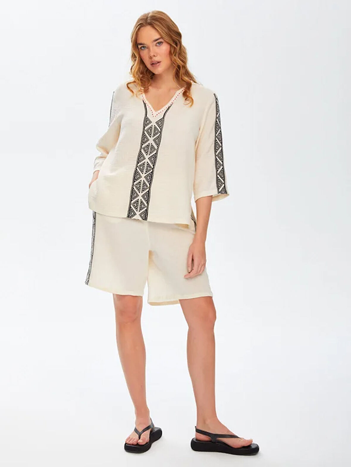 Resort Baskı Ve Nakış Detaylı Kontrast Yakalı Müslin Bluz 68781