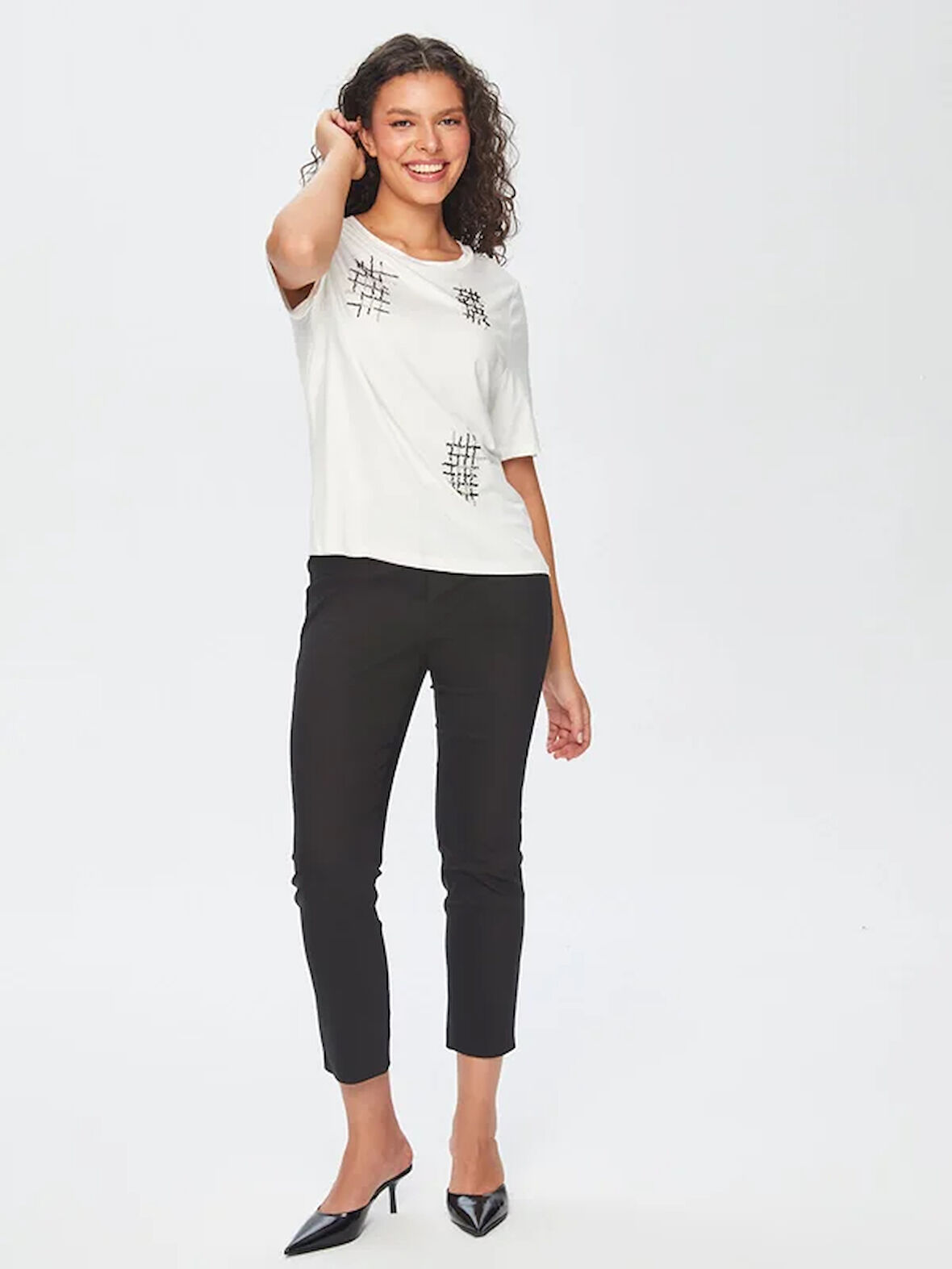 Önü Boncuk Nakış İşli Yuvarlak Yaka T-Shirt 69539