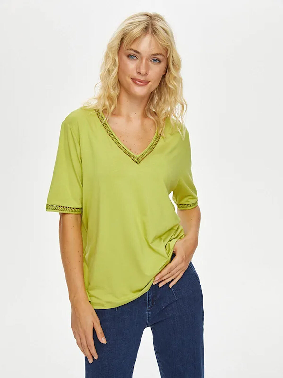 Delik İşi Şerit Garnili Yuvarlak Yaka T-Shirt 69559