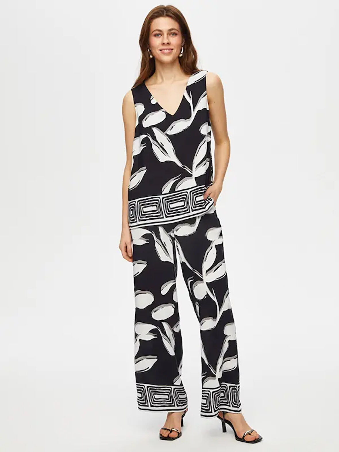 Monochrome Yaprak Desen V Yaka Atlet 013