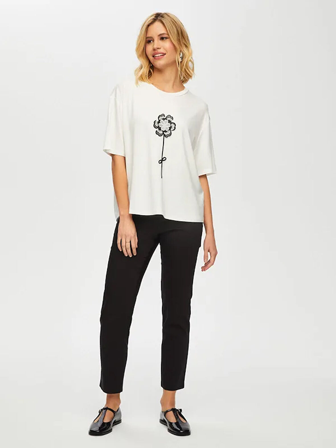 Önü Çiçek Aplike Detaylı Yuvarlak Yaka t-shirt 051