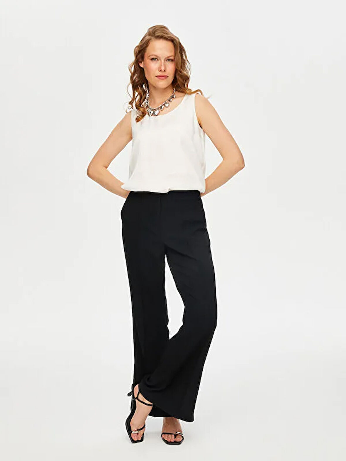 Önü Dikiş Detaylı Yırtmaçlı Wide Leg Fit Pantolon S25PNT009