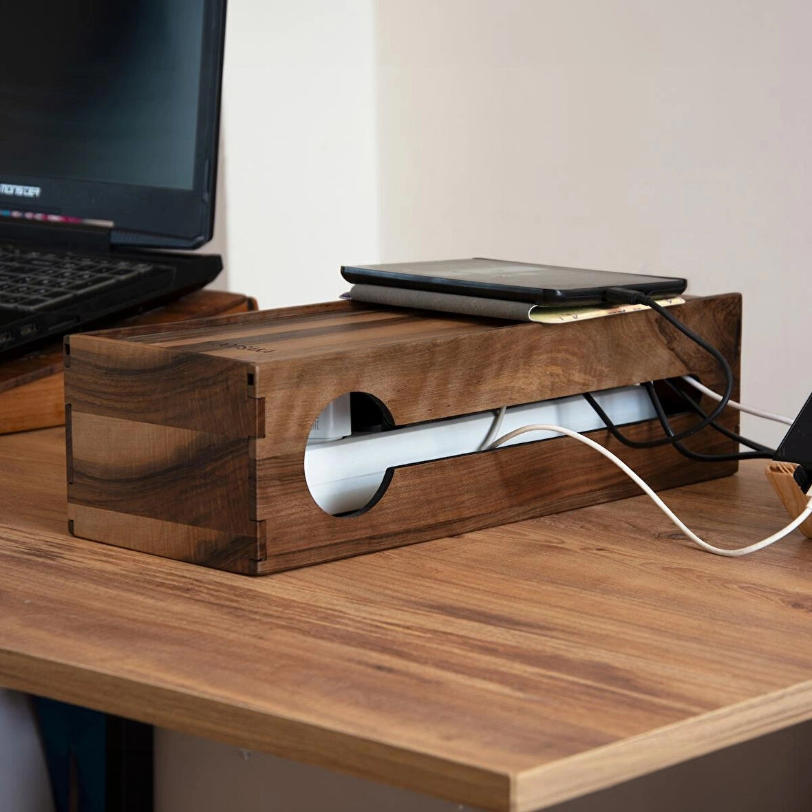 ​Woodsaka Reka Kablo Yönetim Kutusu ve Organizer & Güvenlik İstasyonu - Kayar Kapaklı - Ceviz - 32cm x 15cm x 11cm