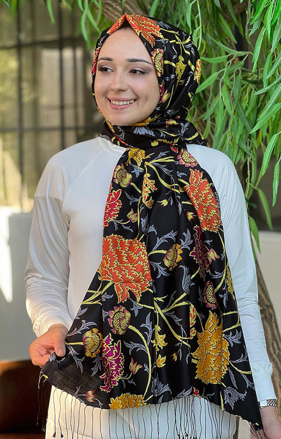 Lavinia Desenli İpek Şal 07892 Siyah - Gold