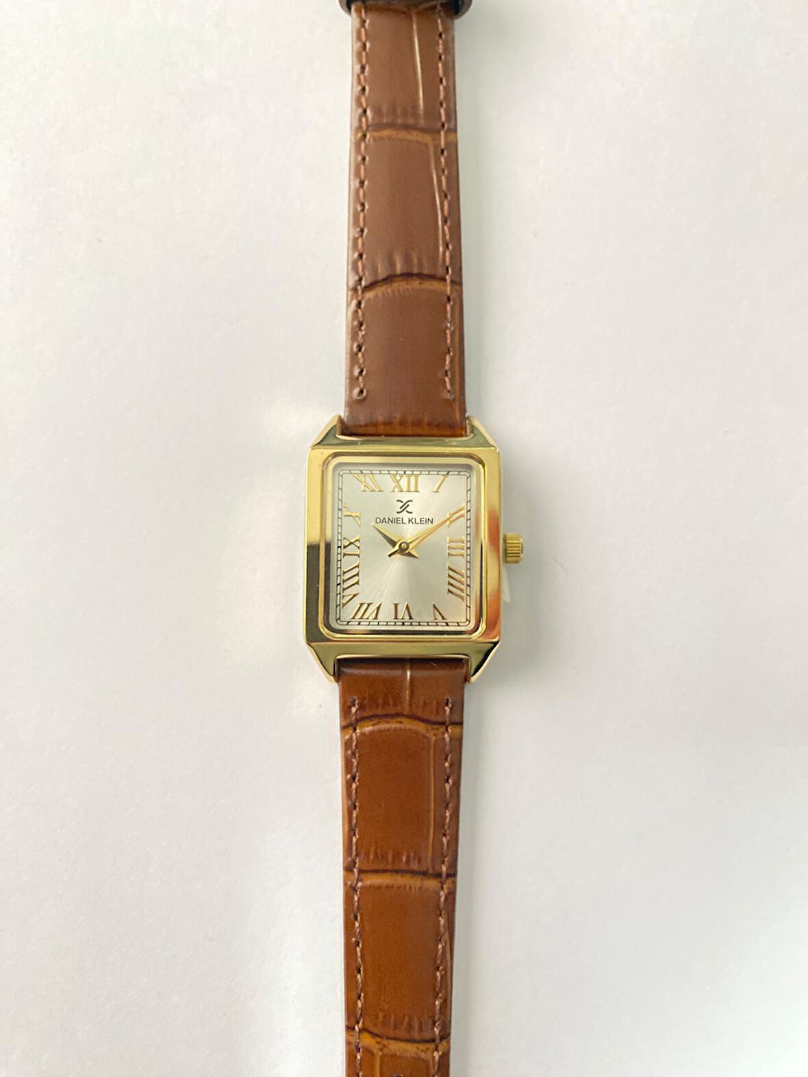 DANIEL KLEIN DKF.2315A YENİ TREND GOLD RENK KASA KAHVERENGİ DERİ KAYIŞLI KÖŞELİ KADIN KOL SAATİ