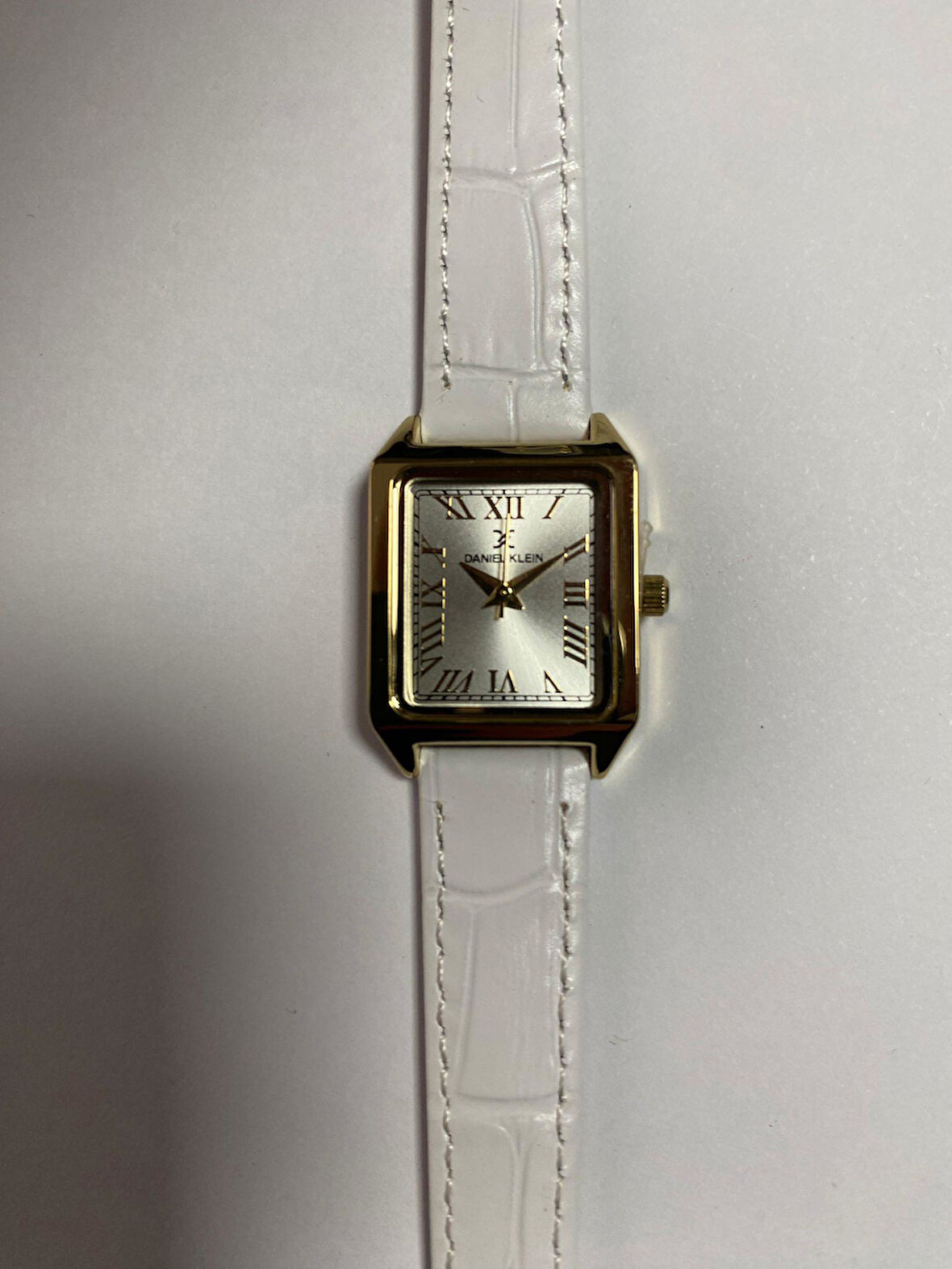 DANIEL KLEIN DKF.2315A YENİ TREND GOLD RENK KASA BEYAZ DERİ KAYIŞLI KÖŞELİ KADIN KOL SAATİ  