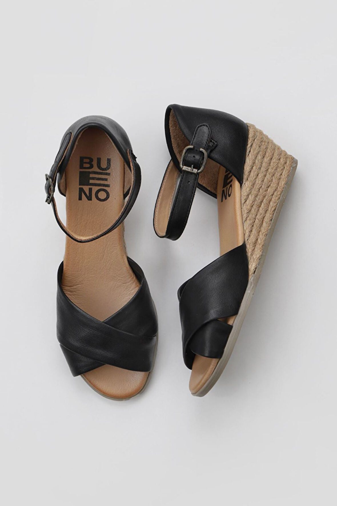 Bueno Shoes Siyah Deri Kadın Dolgu Topuklu Sandalet 01ws11102