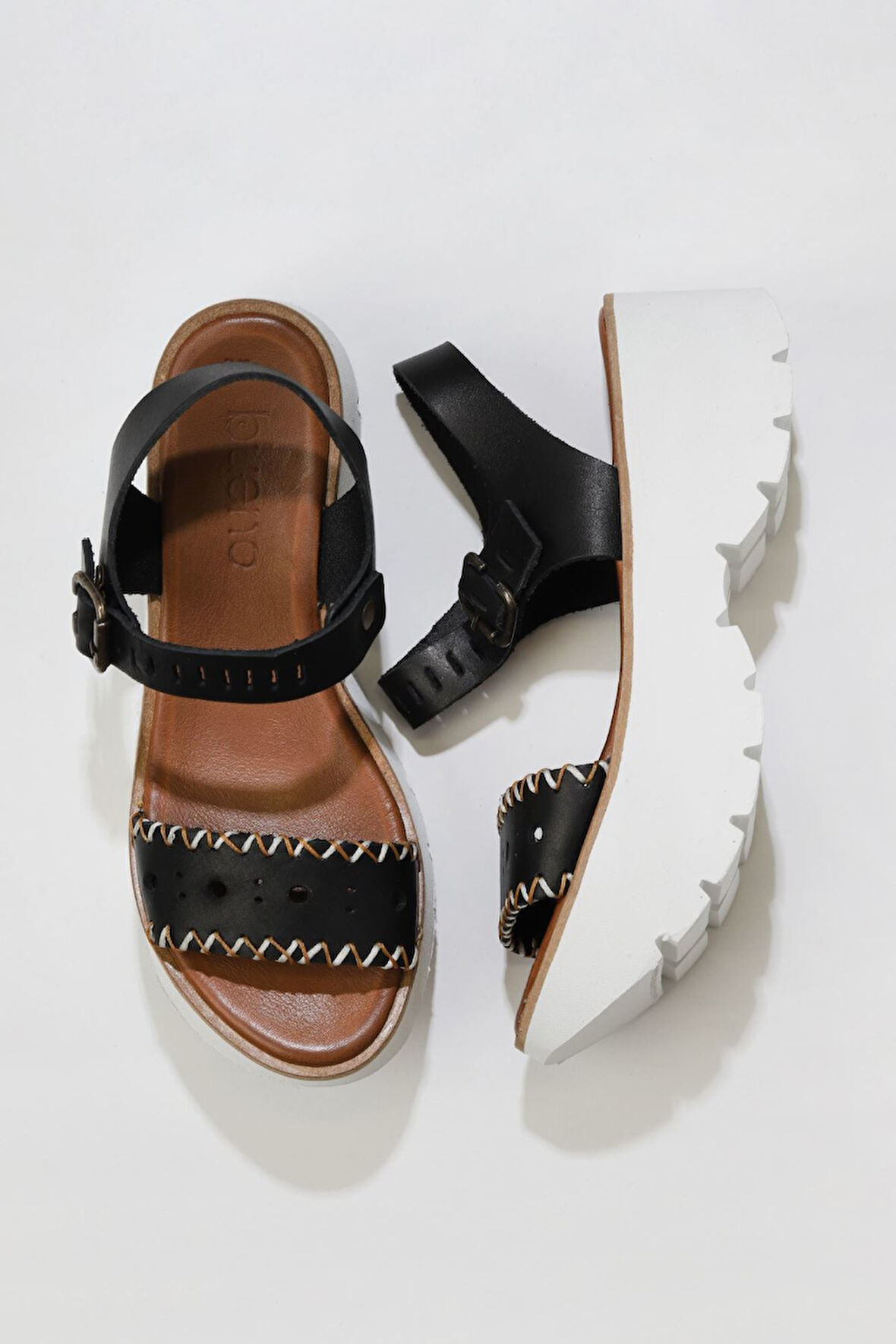Bueno Shoes Siyah Deri Kadın Dolgu Topuklu Sandalet 01ws7700