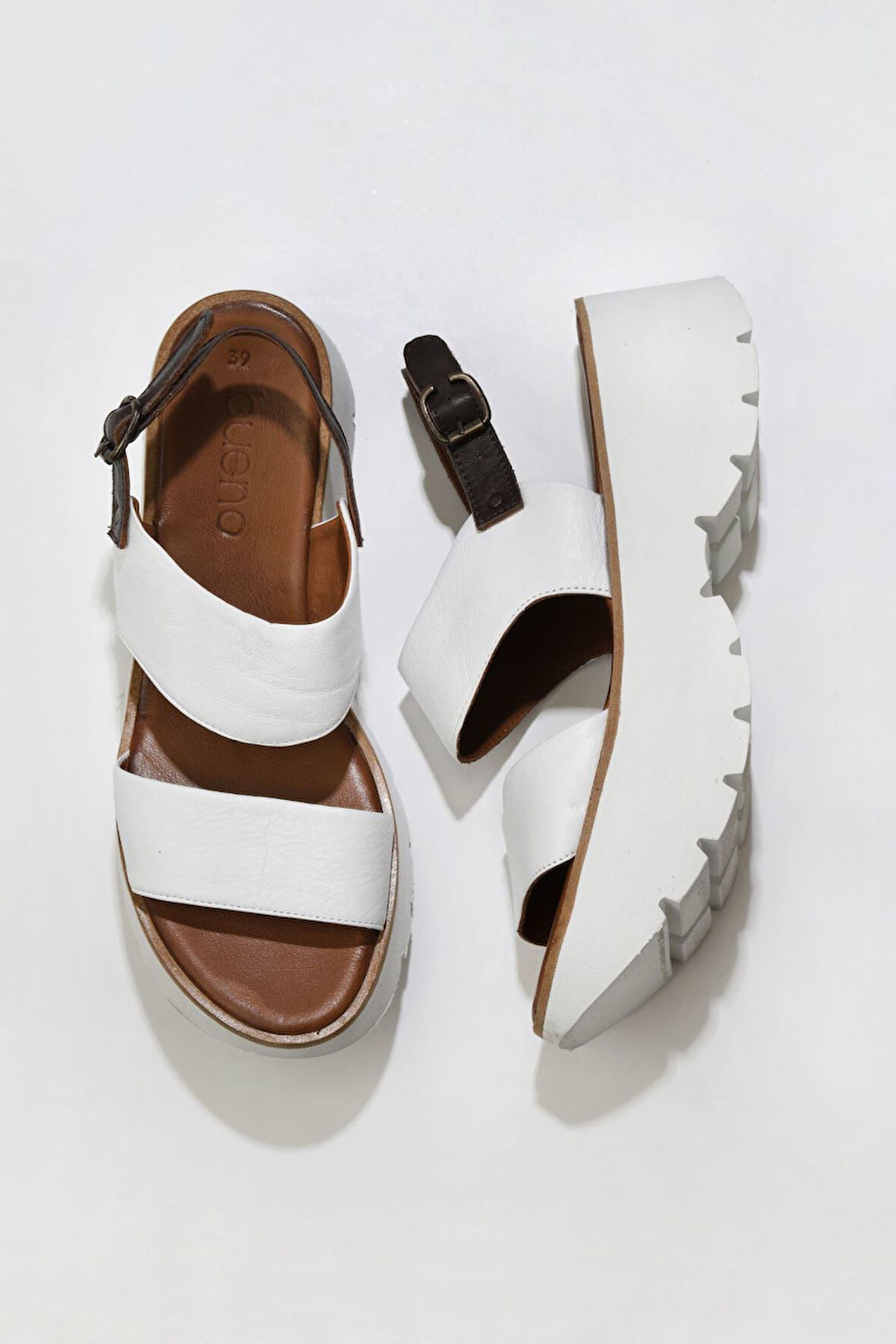 Bueno Shoes Beyaz Deri Kadın Dolgu Topuklu Sandalet 01wu11400