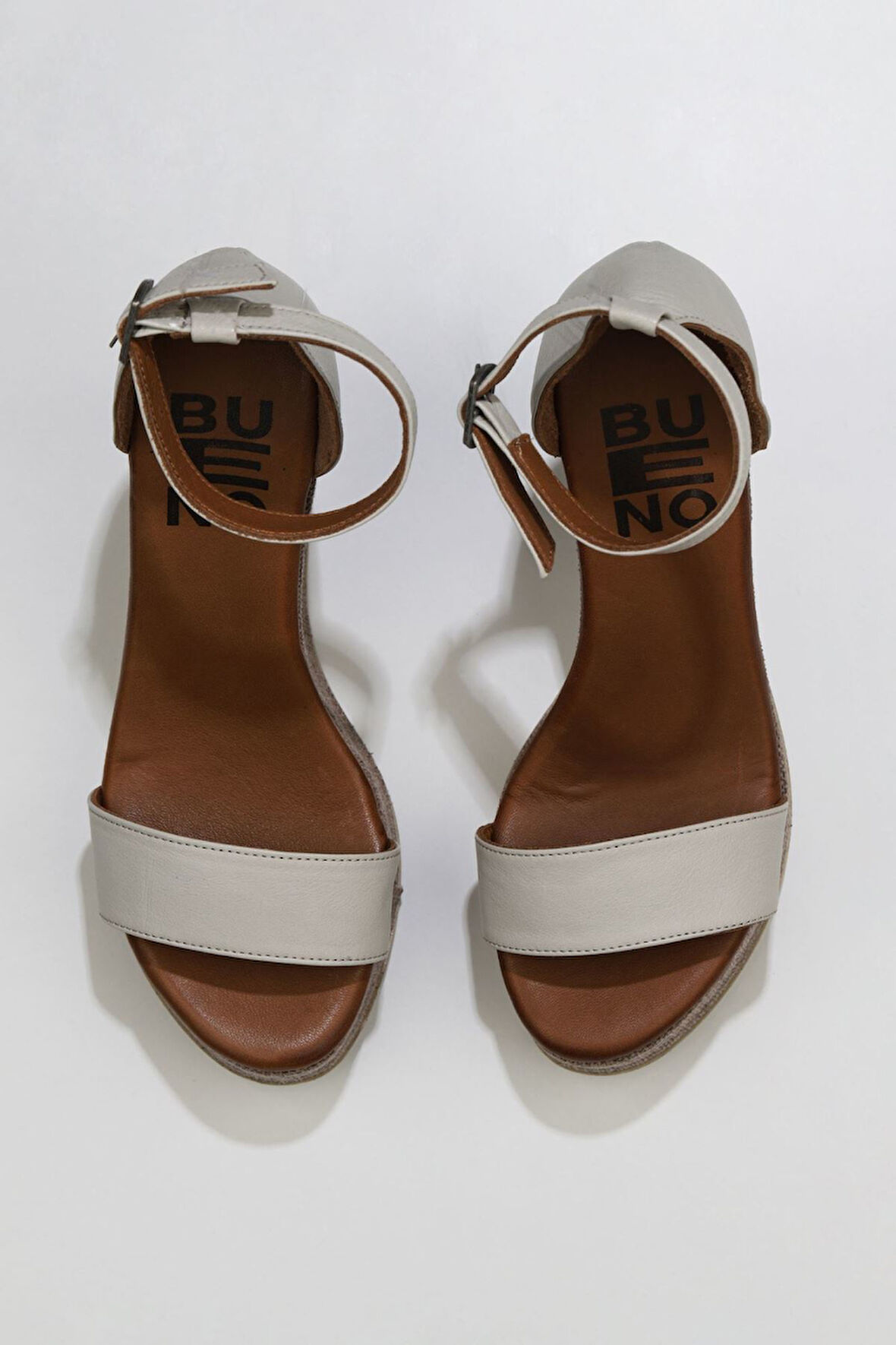 Bueno Shoes Gri Deri Kadın Dolgu Topuklu Sandalet 01wu7200