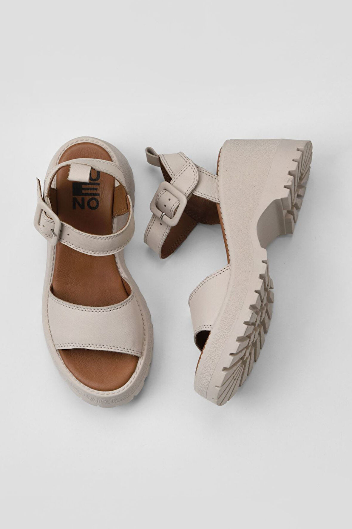 Bueno Shoes Krem Deri Kadın Dolgu Topuklu Sandalet 01wy12600