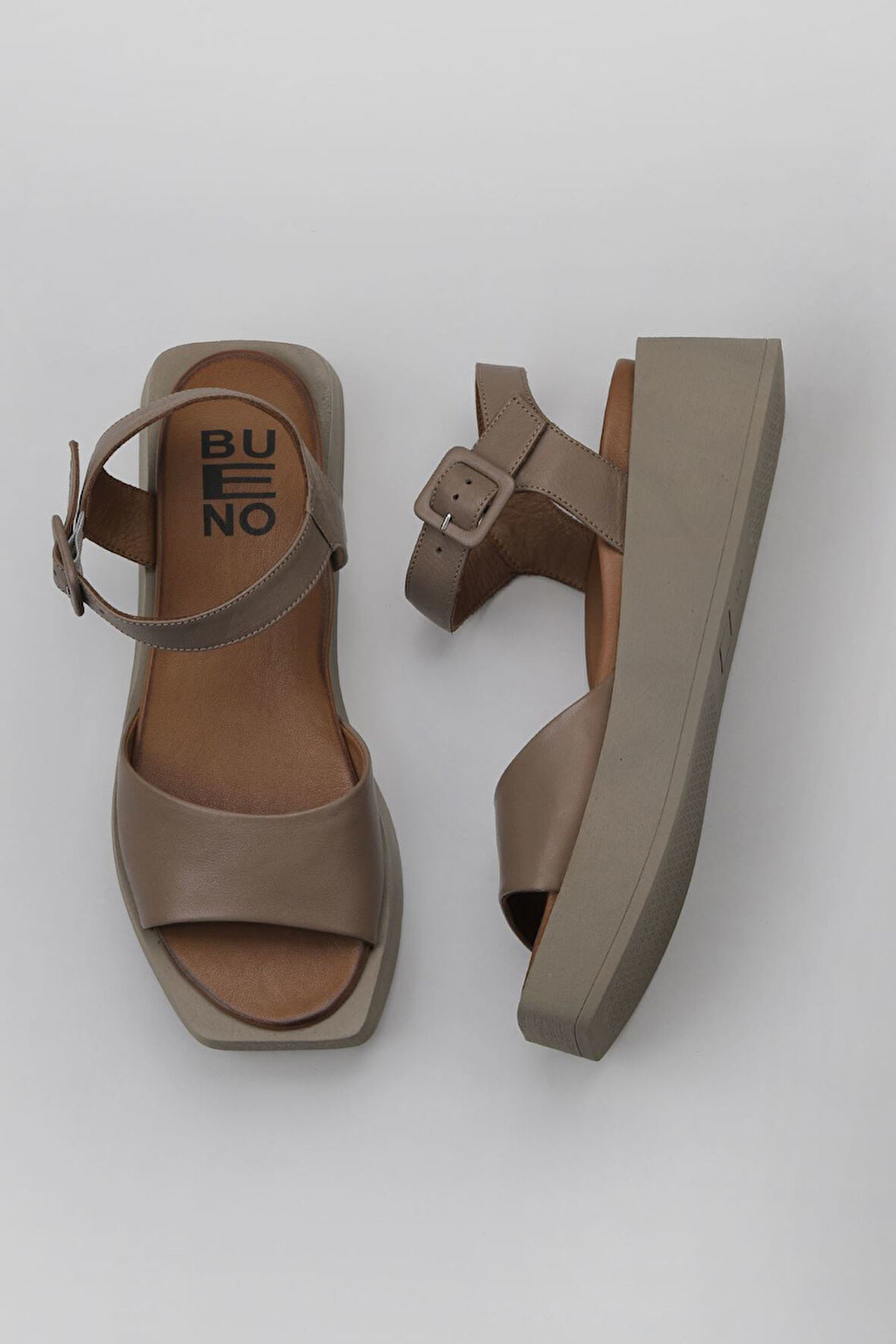 Bueno Shoes Gri Deri Kadın Dolgu Topuklu Sandalet 01wy5900