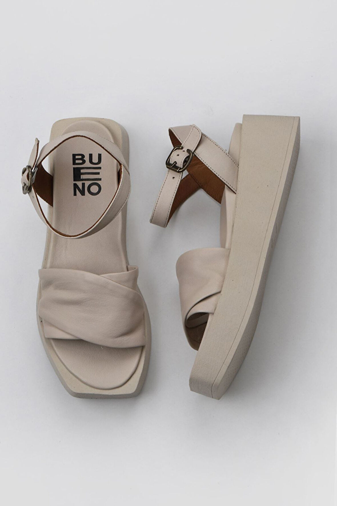 Bueno Shoes Krem Deri Kadın Dolgu Topuklu Sandalet 01wy5909