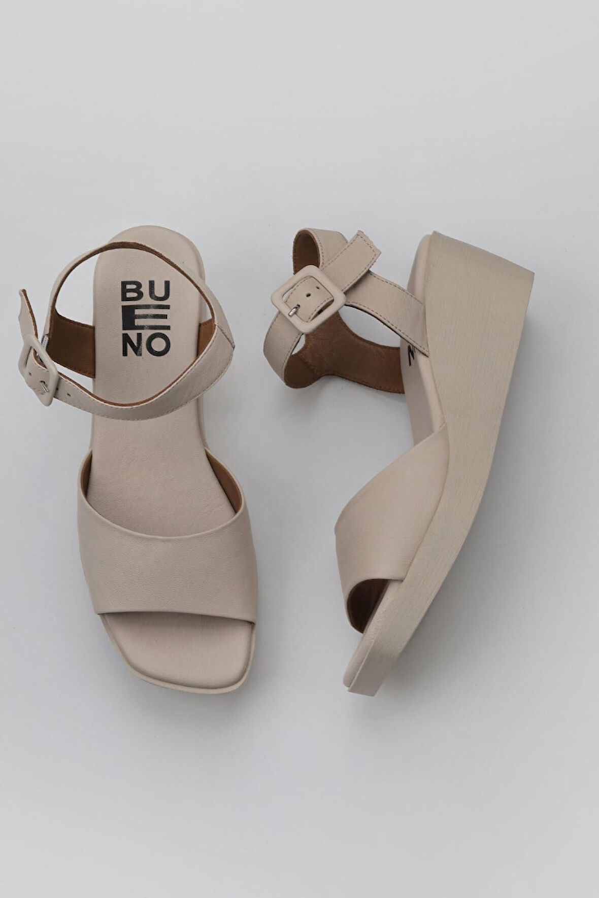 Bueno Shoes Krem Deri Kadın Dolgu Topuklu Sandalet 01wy2400